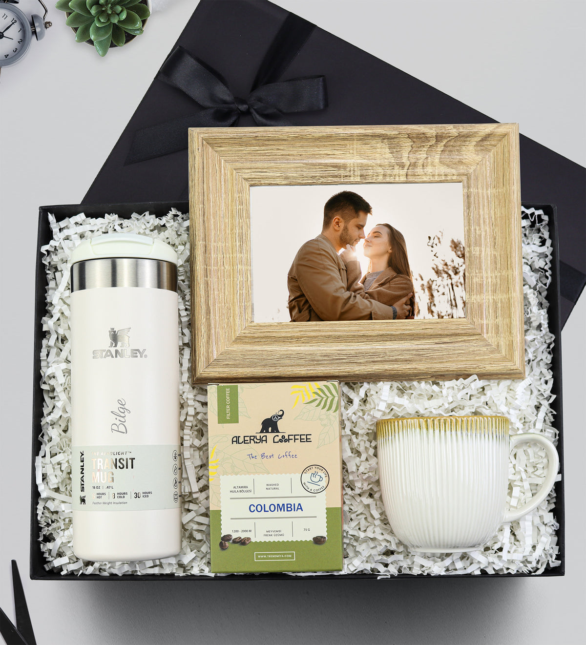 Stanley Transit Mug Termos 0,47 L & Alerya Colombia Kahve & Porselen Kupa & Ahşap Çerçeve Hediye Seti