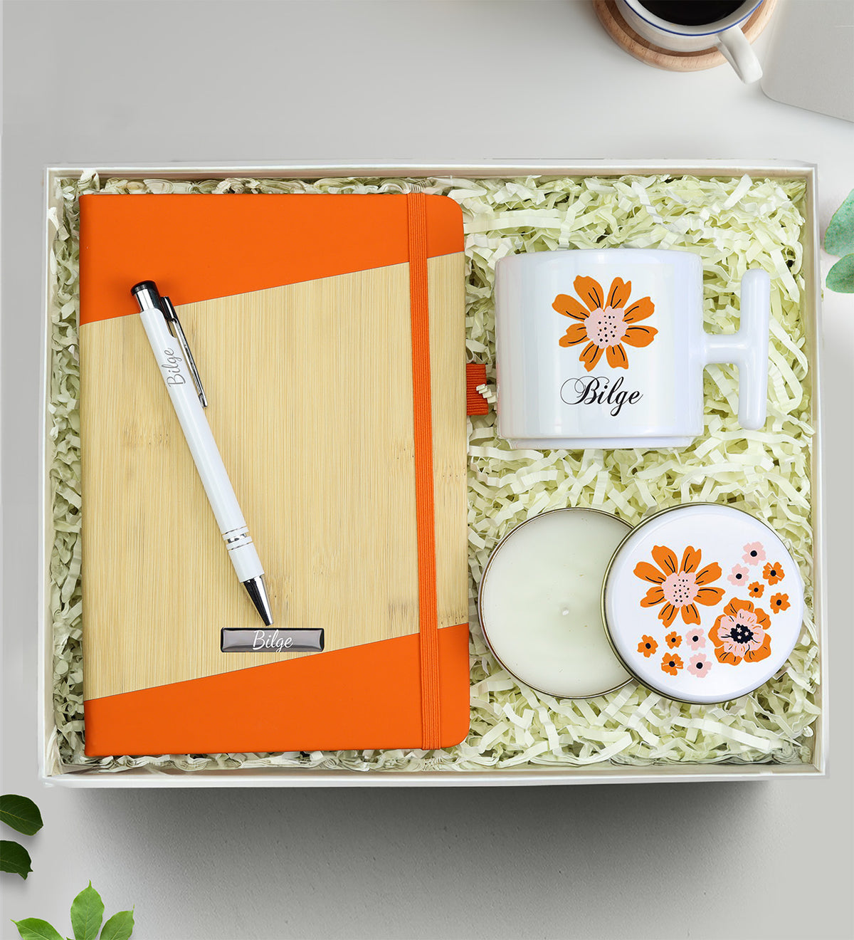 Kişiye Özel Turuncu Tasarım Defter & T Kupa & Gümüş Renk Detaylı Beyaz Tükenmez Kalem &Çiçekli Beyaz Metal Kutulu Mum Hediye Seti