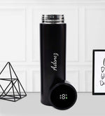 Ahşap Kasa İçerisinde Kişiye Özel 500 ML Dereceli Termos & 2026 Yeni Yıl Tarihli Ajanda & Gümüş Renk Detaylı Siyah Tükenmez Kalem & Alerya Yılbaşı Premium Filtre Kahve & Siyah Kupa & Mini Çam Ağacı Hediye Seti