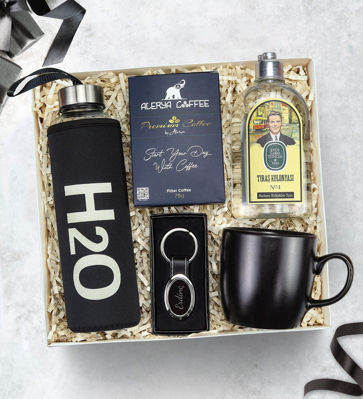 Kişiye Özel Gümüş Renk Anahtarlık & Kılıflı 500 Ml Siyah Su Matarası & Siyah Mat Kupa & Alerya Premium Filtre Kahve & Eyüp Sabri Tuncer Tıraş Kolonyası Hediye Seti