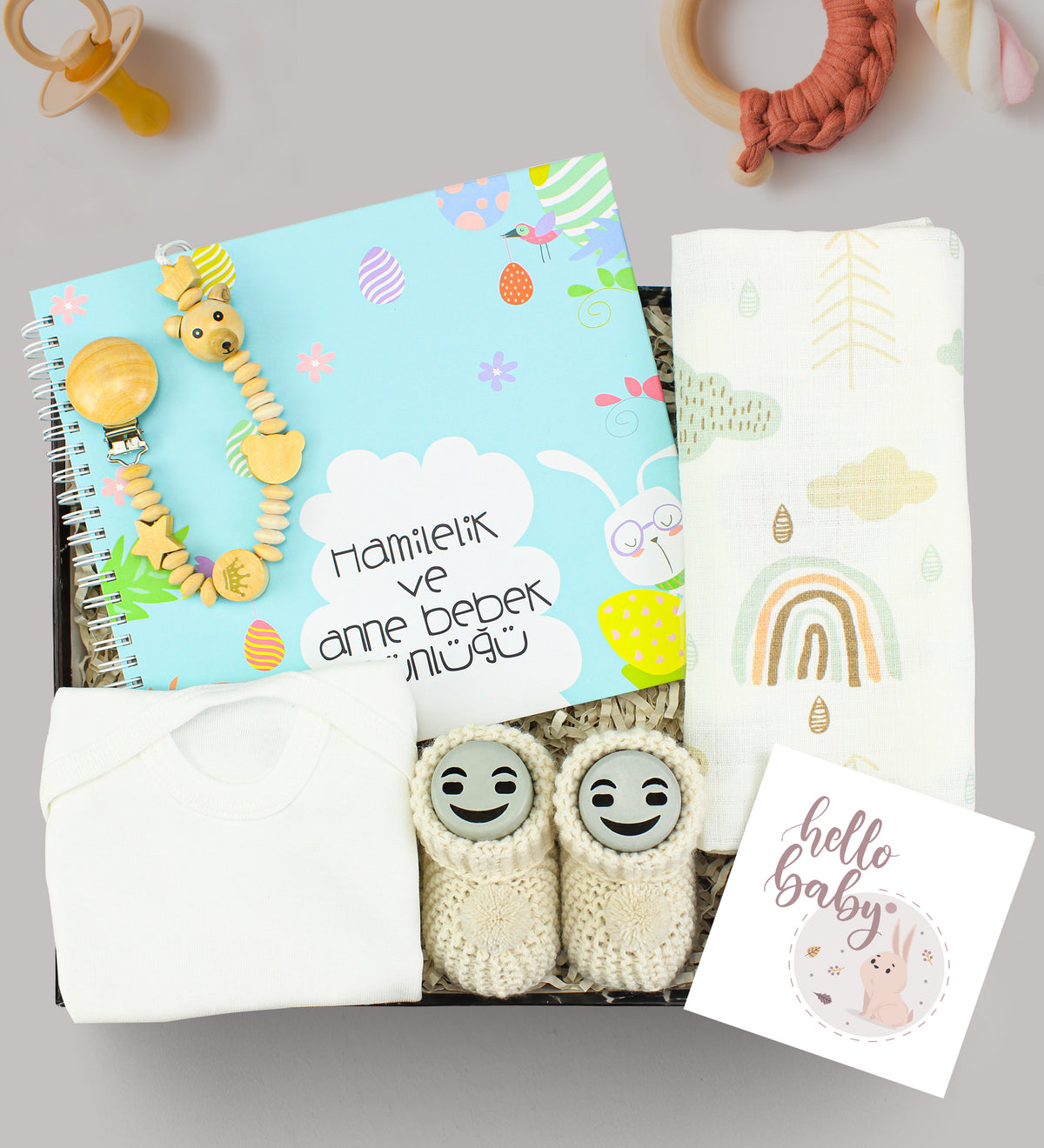 Yenidoğan Bebek Zıbını & Ahşap Figürlü Emzik Tutucu & Hamilelik Ve Anne Bebek Günlüğü & Müslin Bez Örtü & Örme Patik Hediye Seti