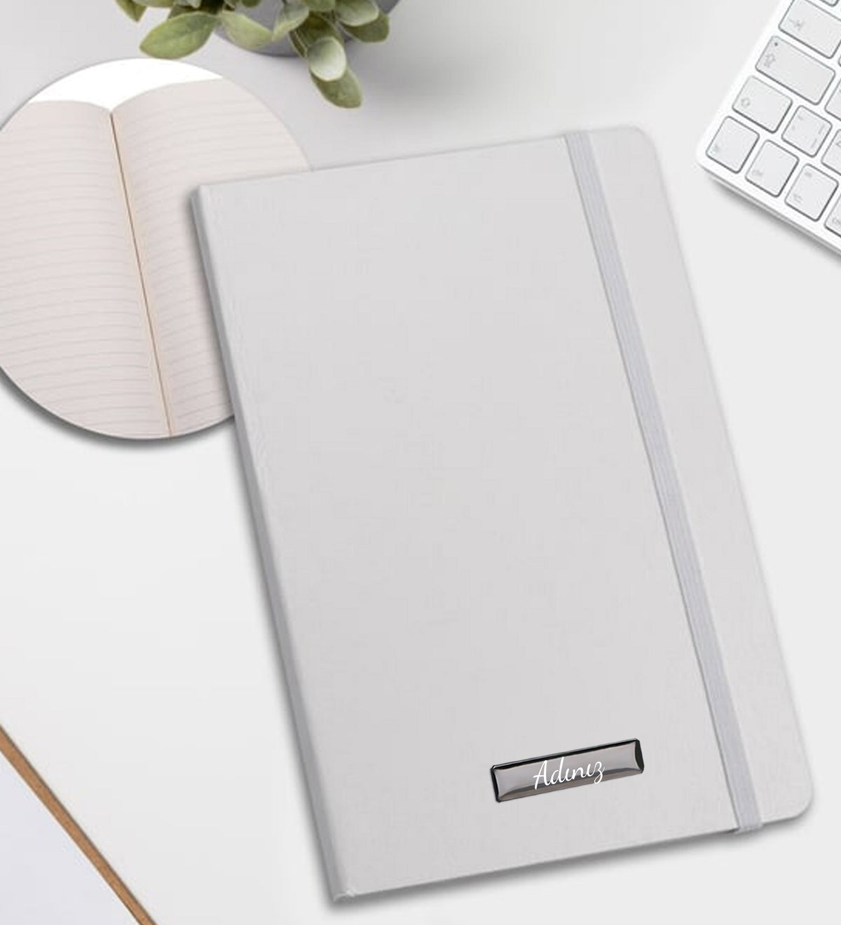 Yılbaşına Özel Kutusunda Kişiye Özel Tasarımlı Çelik Termos & Defter & Mat Roller Kalem & Ahşap Zeminli Mini Çam Ağacı & Godiva Çikolata & Metal Kutulu Mum