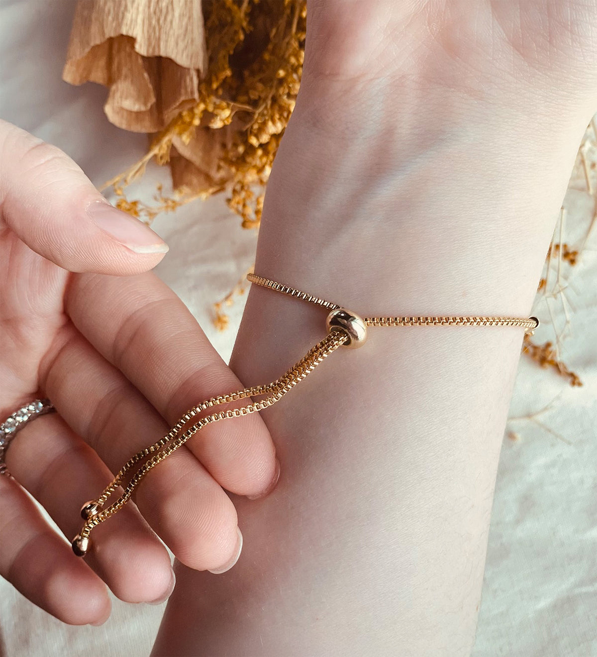 Taş Detaylı Gold Renk Çelik Asansörlü Bileklik