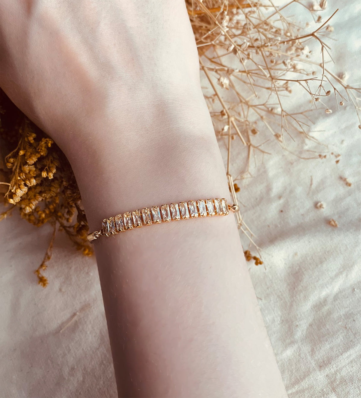 Taş Detaylı Gold Renk Çelik Asansörlü Bileklik