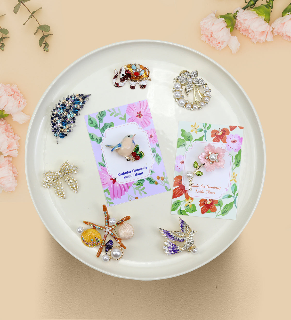 Kadınlar Günü Kartında Broş