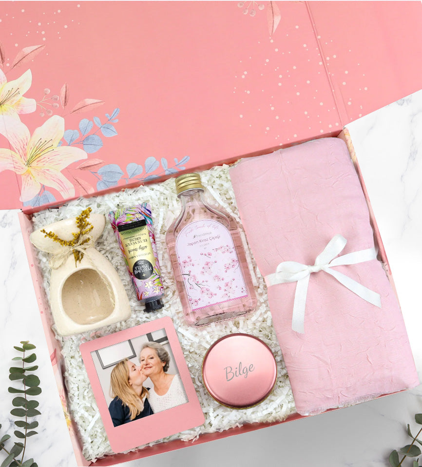 Pembe Şal & Kolonya & Eyüp Sabri Tuncer El ve Vücut Kremi & Buhurdanlık & Çerçeve & Mum Hediye Seti