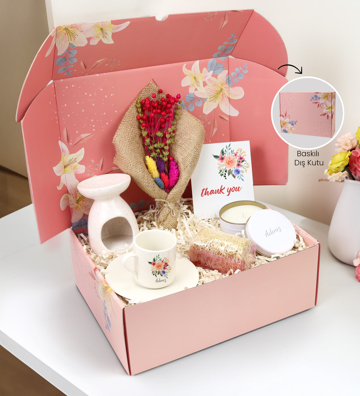 Pembe Çiçekli Kilitli Kutusunda Kişiye Özel Fincan & Beyaz Metal Kutulu Mum & Buhurdanlık & Kabak Lifli Sabun & El Yapımı Buket Çiçek
