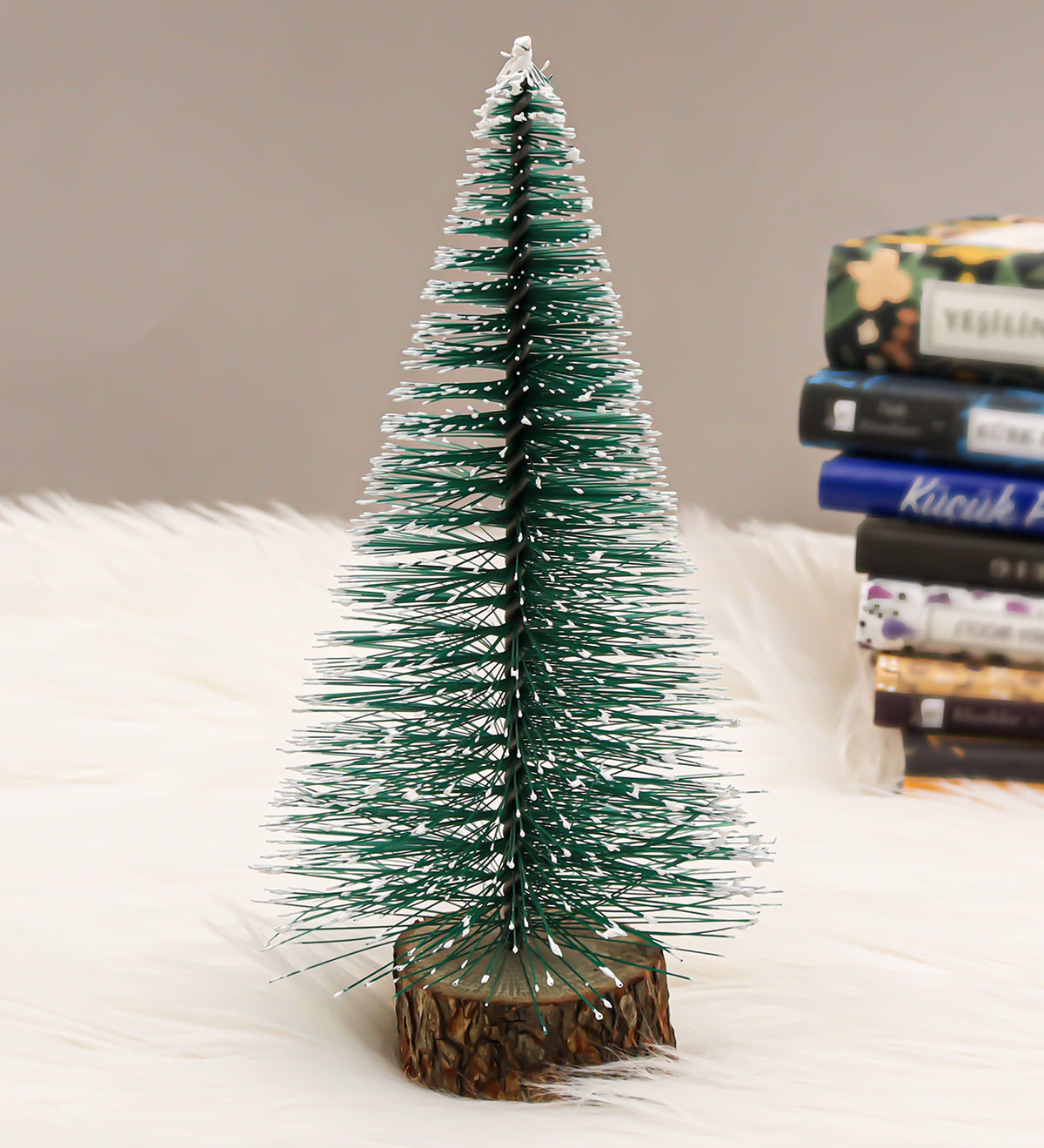 Hasır Sepetli Gold Detaylı Beyaz Fincan & Ekose Desenli Metal Kutulu Mum & 125gr Selamlıque Türk Kahvesi & Godiva Napoliten Çikolata & Ahşap Zeminli Mini Çam Ağacı Hediye Seti