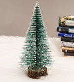 Hasır Sepetli Gold Detaylı Beyaz Fincan & Ekose Desenli Metal Kutulu Mum & 125gr Selamlıque Türk Kahvesi & Godiva Napoliten Çikolata & Ahşap Zeminli Mini Çam Ağacı Hediye Seti