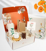 Turuncu Çiçekli Kutusunda Bambu Kapaklı 600 ml Cam Matara & Bambu Tabaklı Beyaz Fincan & Bambu Kapaklı Kavanozda Türk Kahvesi & Tohumlu Kurşun Kalem &Dikişli Mini Not Defteri & Masa Üstü Ahşap Not Tutucu