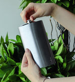 Kişiye Özel Çelik Cep Matarası & Viski Soğutma Taşı & Gold Metal Kutulu Mum & Godiva Napoliten Çikolata & Ahşap Zeminli Mini Çam Ağacı Hediye Seti