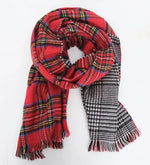 Yılbaşı Kutusunda Kalın Şal & Kırmızı Fincan & Ahşap Zeminli Mini Çam Ağacı & Buhurdanlık & Buhurdanlık Esansı Hediye Seti