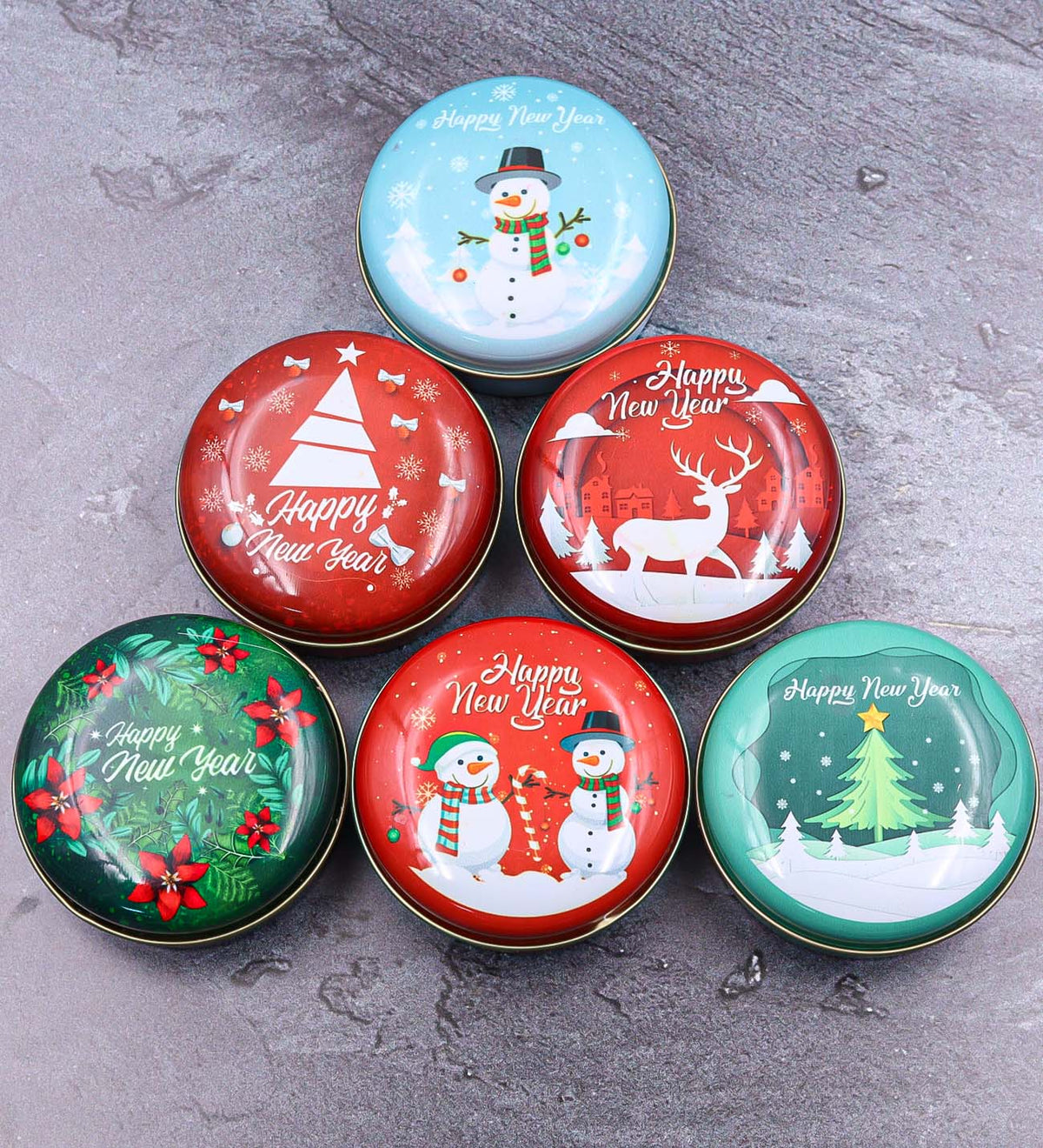 Hasır Sepetli Mutlu Yıllar Vintage Kupa & Alerya Yılbaşı Filtre Kahve & Yılbaşı Temalı Metal Kutulu Mum & Kar Küre & Yılbaşı Ayıcık & Mini Çam Ağacı & Tek İçimlik Salep Hediye Seti