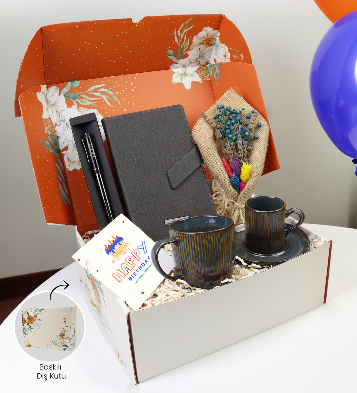 Turuncu Çiçekli Kutusunda Kişiye Özel Metalik Roller Kalem & Gri Mıknatıslı Defter & Lacivert Çizgili Porselen Kupa & Lacivert Çizgili Porselen Türk Kahvesi Fincanı & El Yapımı Buket Çiçek