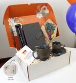 Turuncu Çiçekli Kutusunda Kişiye Özel Metalik Roller Kalem & Gri Mıknatıslı Defter & Lacivert Çizgili Porselen Kupa & Lacivert Çizgili Porselen Türk Kahvesi Fincanı & El Yapımı Buket Çiçek