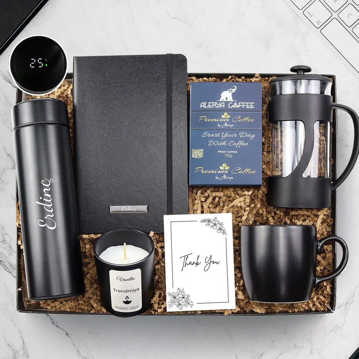 Kişiye Özel 500 ML Siyah Renk Dereceli Termos & Siyah Defter & Siyah French Press & Siyah Mat Kupa & Alerya Premium Filtre Kahve & Vanilya Kokulu Trendmiya Bardak Mum Hediye Seti