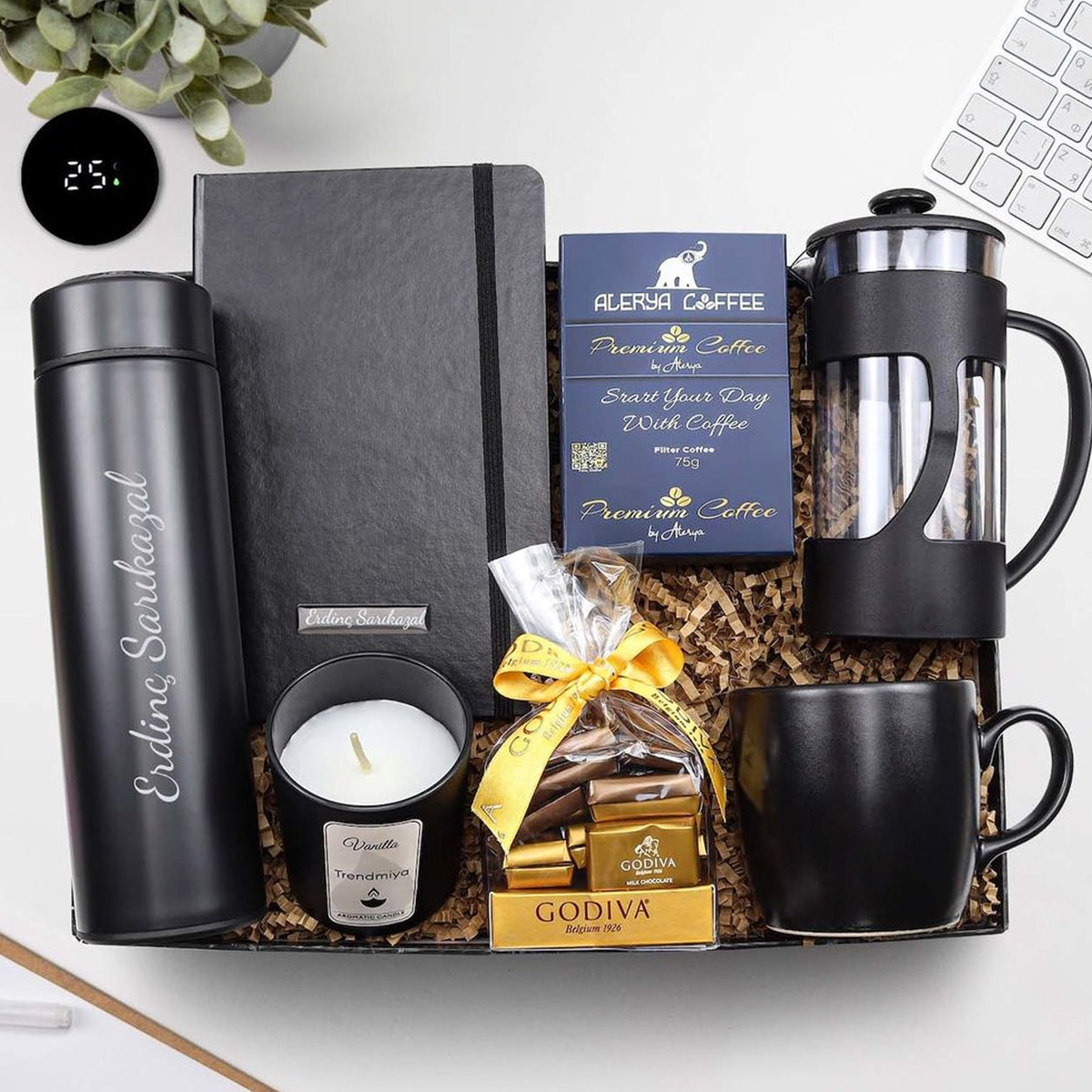 Kişiye Özel 500 ML Siyah Renk Dereceli Termos & Siyah Defter & Siyah French Press & Siyah Mat Kupa & Alerya Premium Filtre Kahve & Godiva 115gr Çikolata & Vanilya Kokulu Trendmiya Bardak Mum Hediye Seti