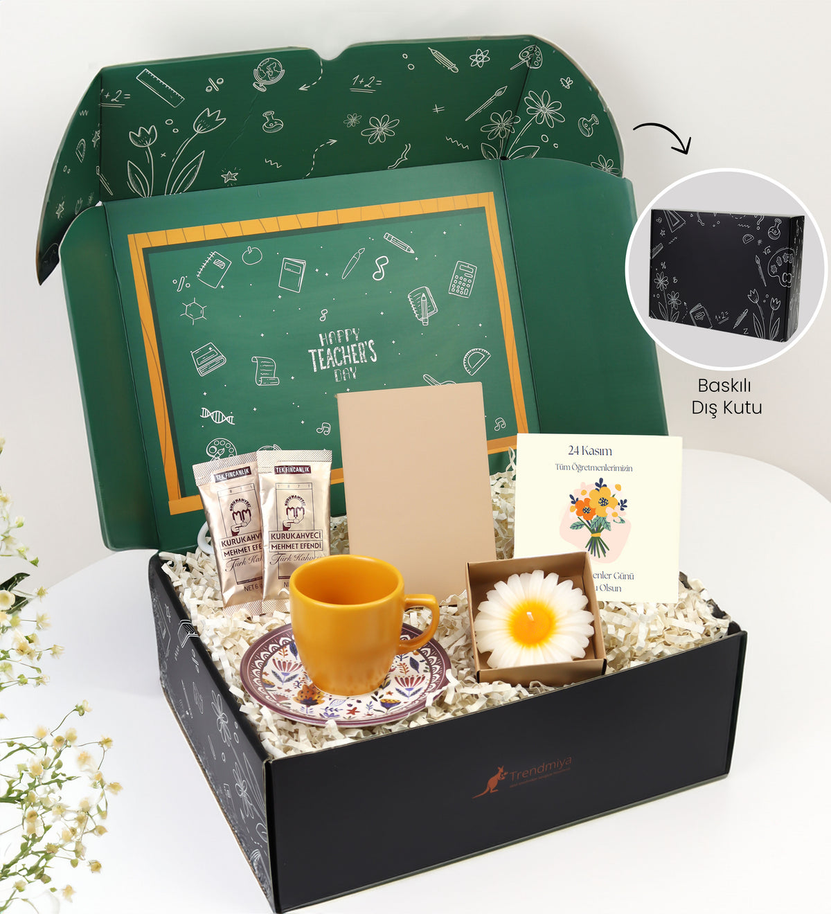 Öğretmenler Günü Özel Kutusunda Dikişli Mini Not Defteri & Turuncu Türk Kahvesi Fincanı & Kraft Kutulu Papatya Mum & 2'li Tek İçimlik Mehmet Efendi Türk Kahvesi