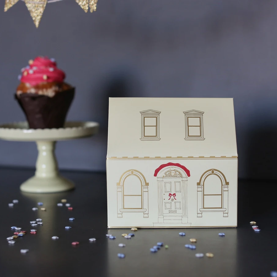 Mini Ev KutusundaÇikolata & Mum & Kar Küresi Yılbaşı Hediye Seti