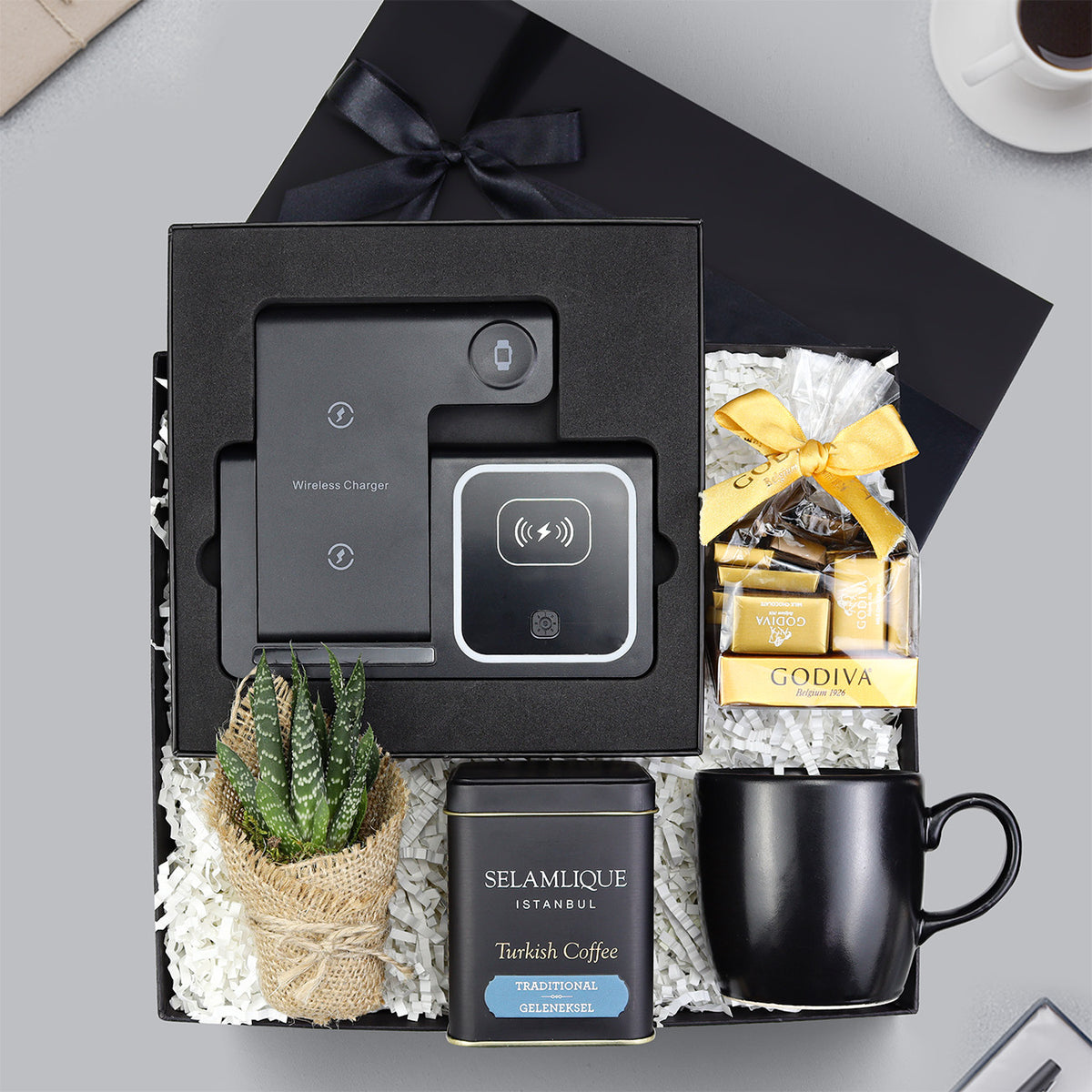 Masa Üstü Şarj Standı & Godiva Napoliten Çikolata & Selamlıque & Siyah Kupa & Sukulent Premium Hediye Seti