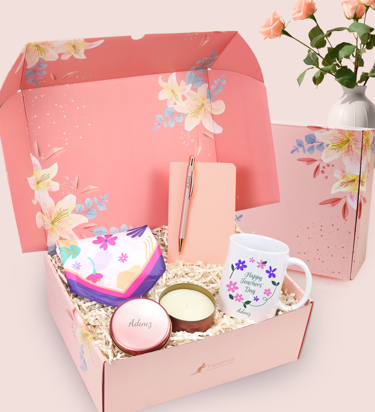 Öğretmenler Günü Kişiye Özel Rose Tükenmez Kalem & Baskılı Kupa & Pembe Metal Kutulu Mum & Dikişli Mini Not Defteri & Tasarım Fular Hediye Seti