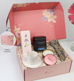 Gold Detaylı Beyaz Fincan & Selamlıque Türk Kahvesi & Rebul Jasmine Kolonya & Pembe Metal Kutulu Mum & Adaçayı Demet