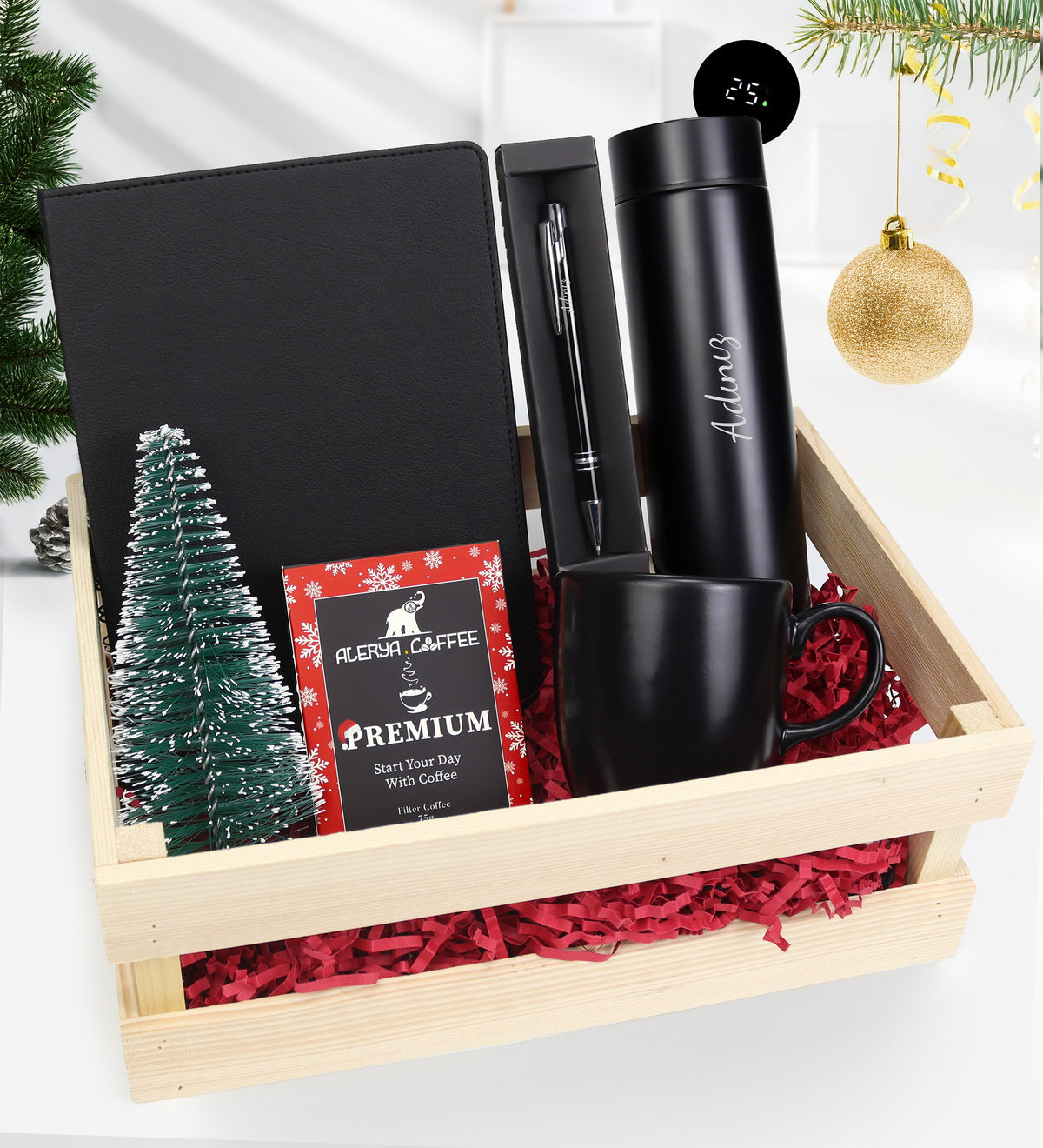 Ahşap Kasa İçerisinde Kişiye Özel 500 ML Dereceli Termos & 2026 Yeni Yıl Tarihli Ajanda & Gümüş Renk Detaylı Siyah Tükenmez Kalem & Alerya Yılbaşı Premium Filtre Kahve & Siyah Kupa & Mini Çam Ağacı Hediye Seti