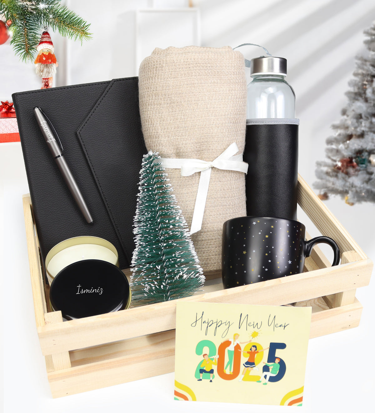 Ahşap Kasada Roller Kalem & Defter & Kutulu Mum & Kalın Şal & Su Matarası & Yıldız Kupa & Mini Çam Ağacı Hediye Seti