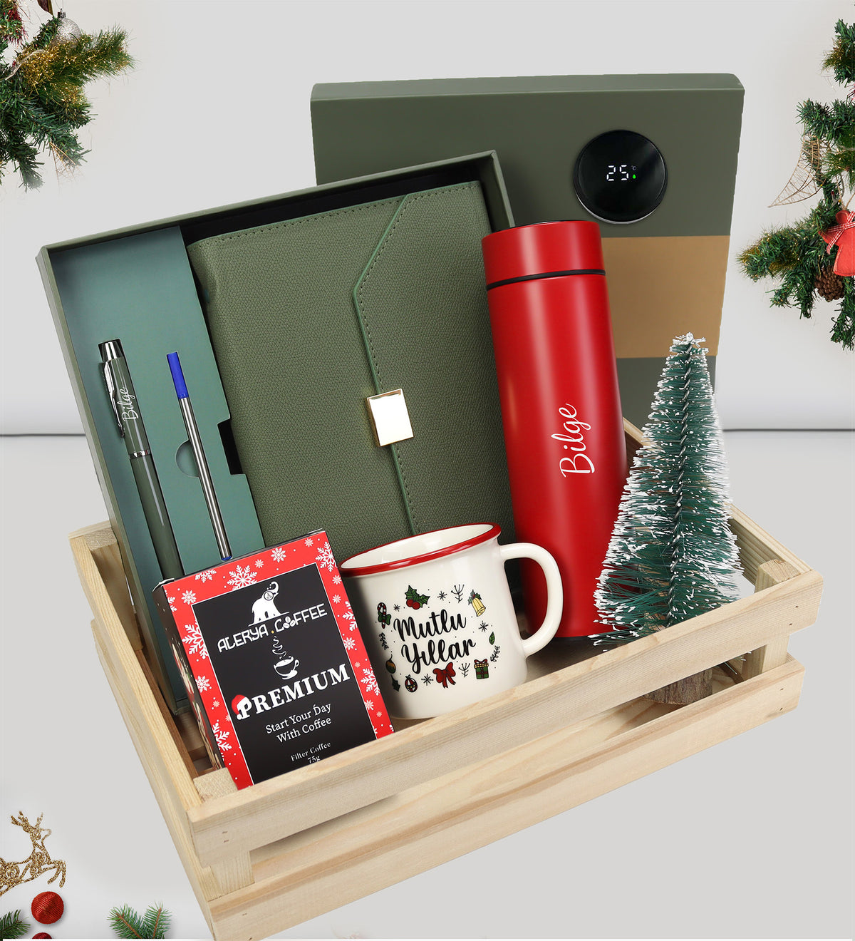 Ahşap Kasada Defter Kalem Seti & Dereceli Termos & Mutlu Yıllar Kupa & Filtre Kahve & Mini Çam Ağacı Hediye Seti