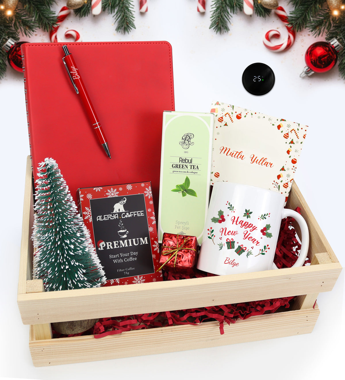 Ahşap Kasada 2026 Yeni Yıl Tarihli Ajanda & Tükenmez Kalem & Baskılı Kupa & Filtre Kahve & Kolonya & Mini Çam Ağacı Hediye Seti