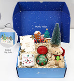 Kişiye Özel Yılbaşı Tasarımlı T Kupa & Mini Yılbaşı Ayıcık & Yılbaşı Temalı Metal Kutulu Mum & Ahşap Zeminli Mini Çam Ağacı Hediye Seti