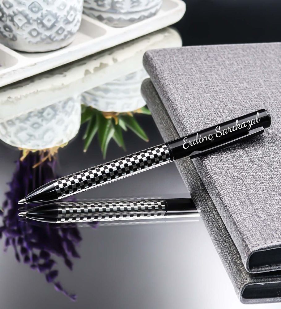 Kişiye Özel Dama Detaylı Tükenmez Kalem & Hakiki Deri Unisex Portföy Cüzdan & 10000mAh Siyah Powerbank & Masaüstü Telefonlu Kalemlik Premium Hediye Seti