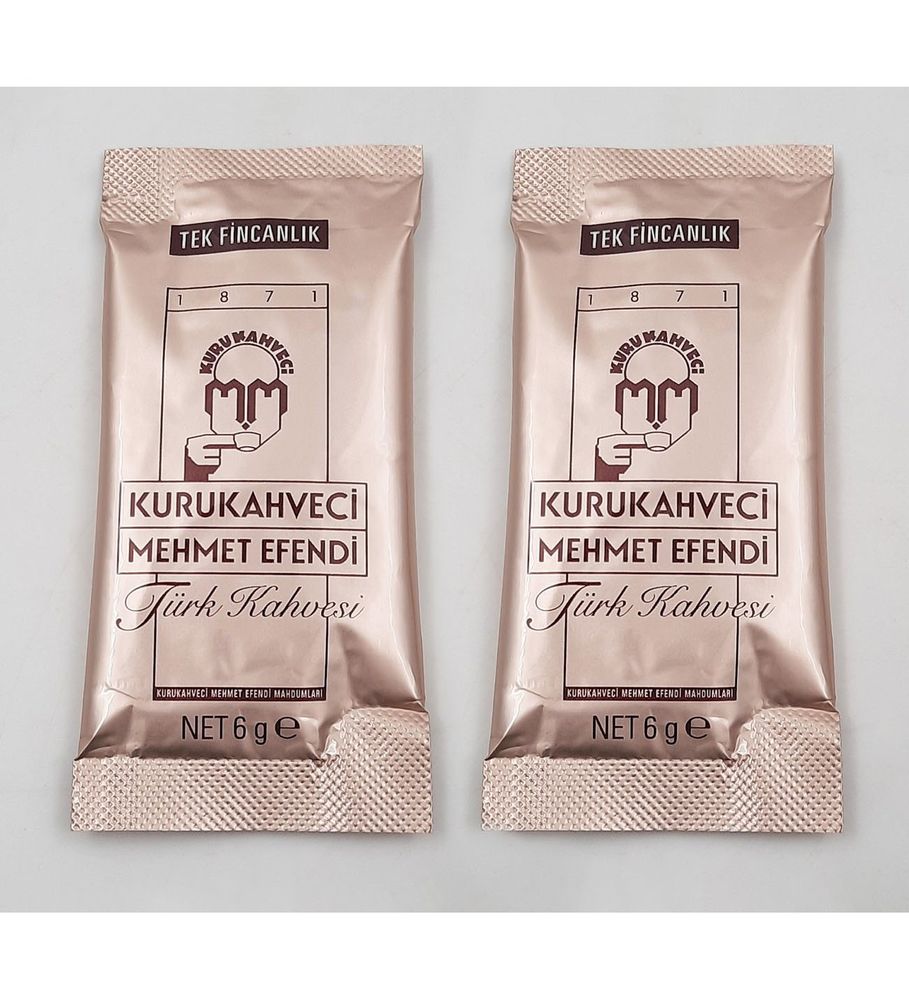 Yılbaşına Özel Kırmızı Desenli Fincan & Ahşap Zeminli Mini Çam Ağacı & 2'li Tek İçimlik Mehmet Efendi Türk Kahvesi & Yılbaşı Temalı Metal Kutulu Mum Hediye Seti