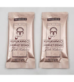 Yılbaşına Özel Kırmızı Desenli Fincan & Ahşap Zeminli Mini Çam Ağacı & 2'li Tek İçimlik Mehmet Efendi Türk Kahvesi & Yılbaşı Temalı Metal Kutulu Mum Hediye Seti