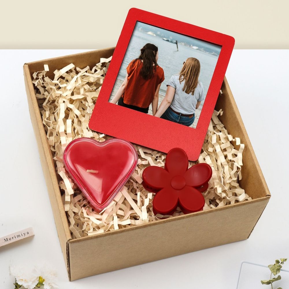 Kişiye Özel Kırmızı İnstagram Çerçeve & Renkli Papatya Mandal Toka & Kalp Mum Hediye Seti