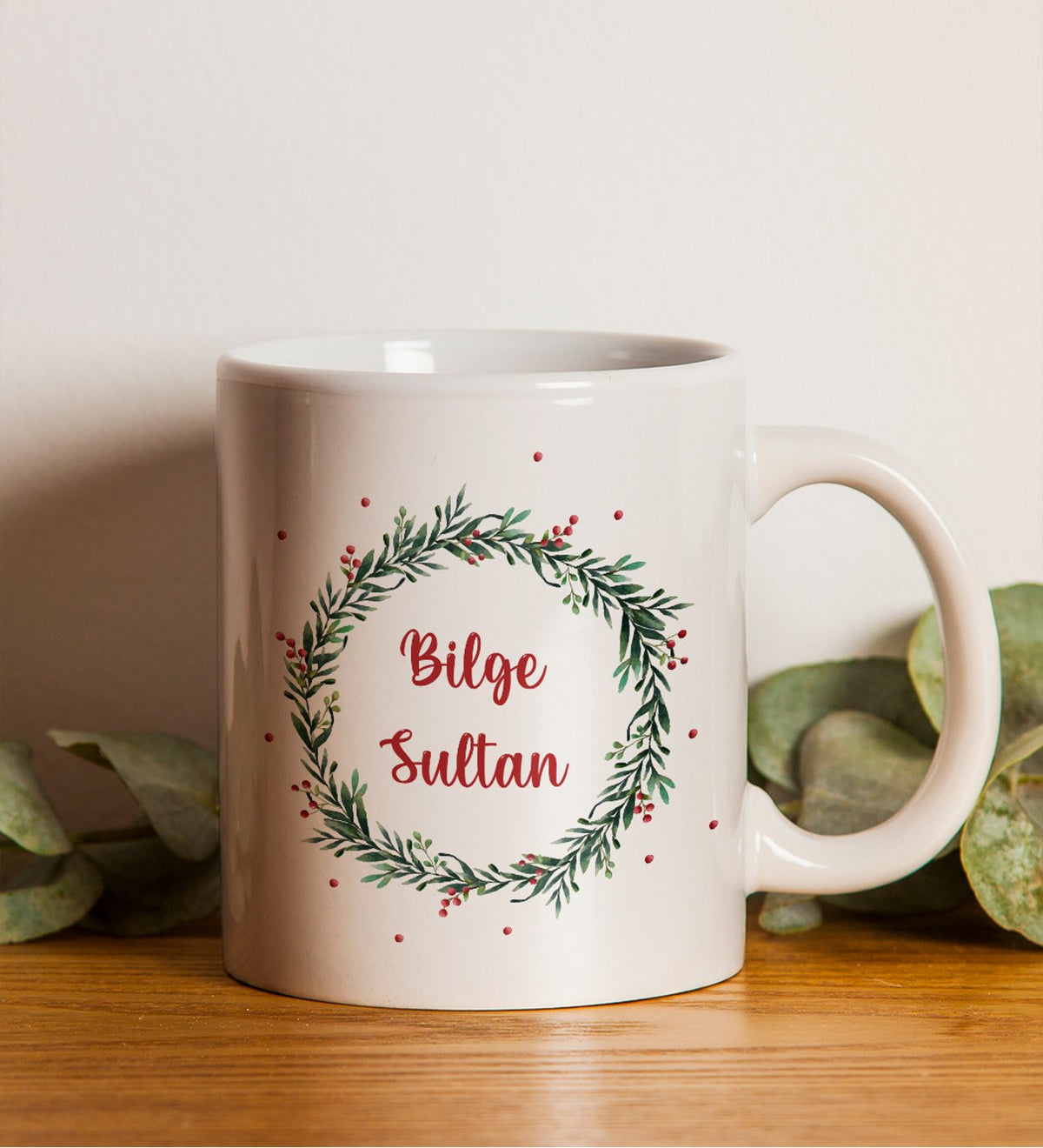 Kişiye Özel Kırmızı Spiralli Yeni Yıl Tarihli Ajanda & Gümüş Renk Detaylı Kırmızı Tükenmez Kalem & Ahşap Zeminli Mini Çam Ağacı & Yılbaşı Baskılı Kupa & Özel Deri Kılıflı 500 Ml Kırmızı Su Matarası Hediye Seti