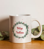 Kişiye Özel Kırmızı Spiralli Yeni Yıl Tarihli Ajanda & Gümüş Renk Detaylı Kırmızı Tükenmez Kalem & Ahşap Zeminli Mini Çam Ağacı & Yılbaşı Baskılı Kupa & Özel Deri Kılıflı 500 Ml Kırmızı Su Matarası Hediye Seti