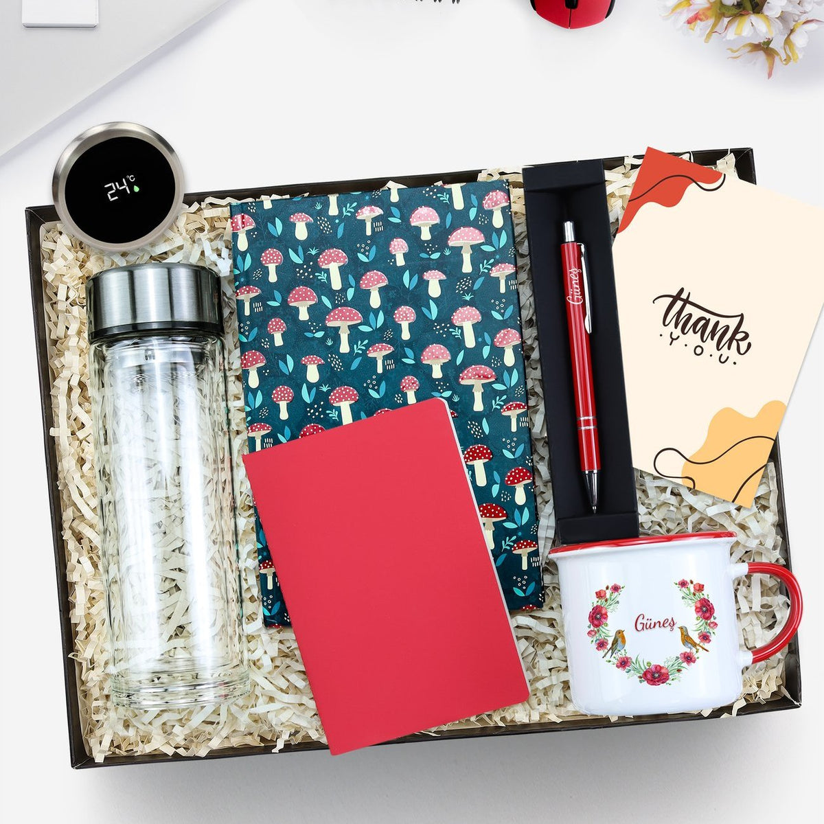 Mantar Desenli Defter & Gümüş Renk Detaylı Kırmızı Tükenmez Kalem & Derece Göstergeli Çift Cidarlı 300ml Cam Matara & Kırmızı Defter & Kırmızı Renk Detaylı Vintage Kupa