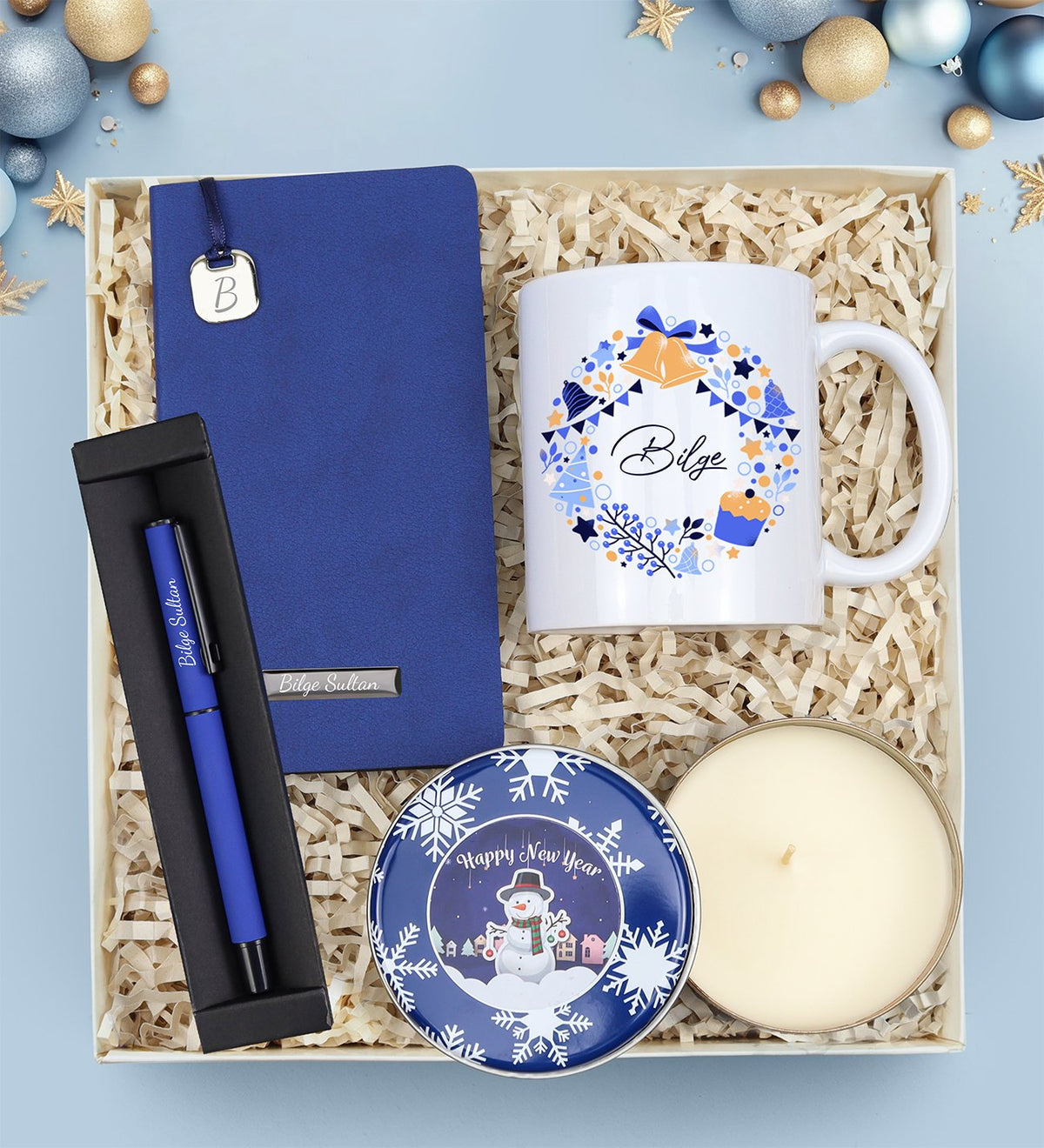 Kişiye Özel Mavi Yumuşak Kapaklı Not Defteri & Yılbaşı Baskılı Kupa & Yılbaşı Temalı Metal Kutulu Mum & Mavi Mat Roller Kalem Hediye Seti