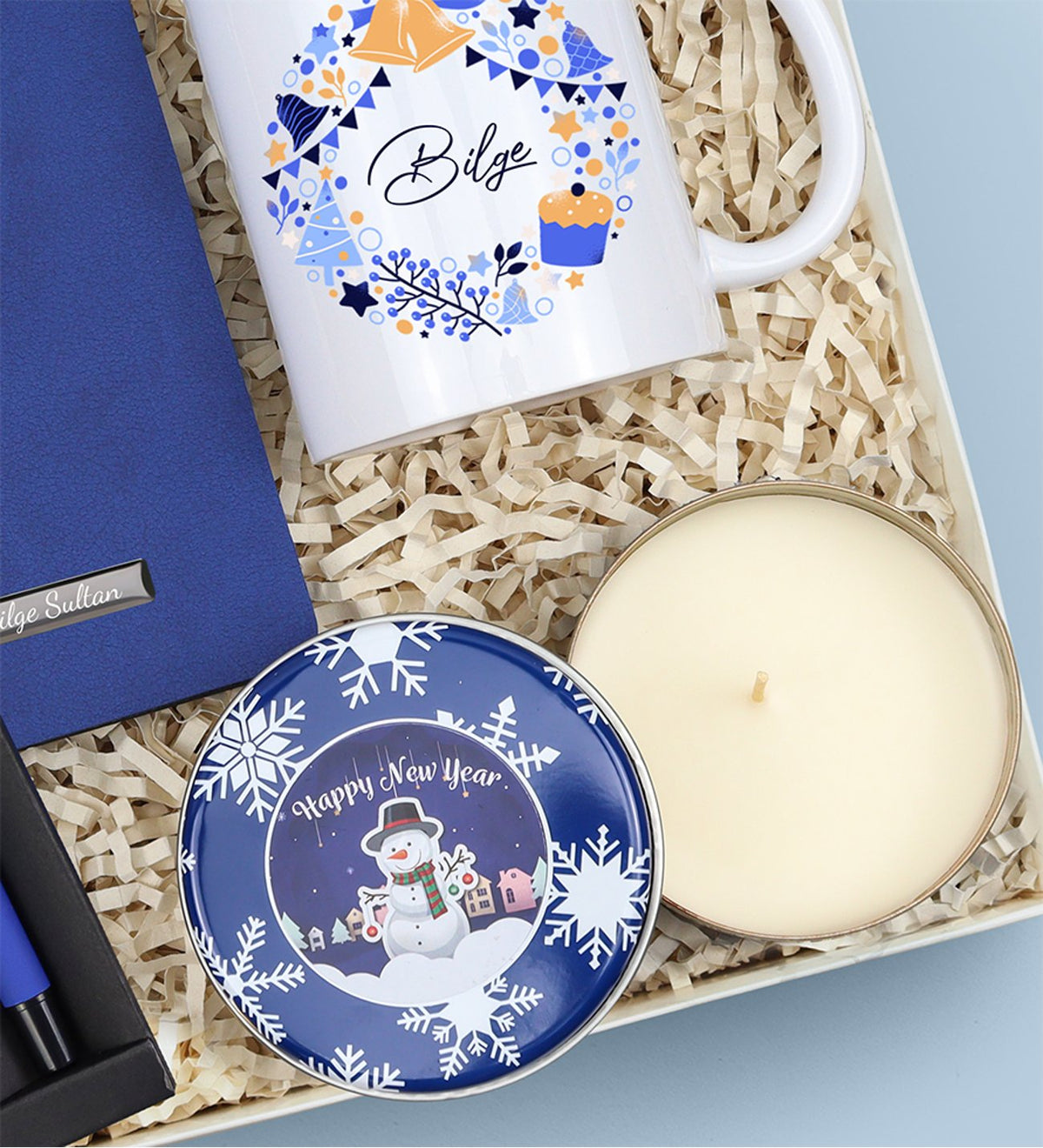 Kişiye Özel Mavi Yumuşak Kapaklı Not Defteri & Yılbaşı Baskılı Kupa & Yılbaşı Temalı Metal Kutulu Mum & Mavi Mat Roller Kalem Hediye Seti
