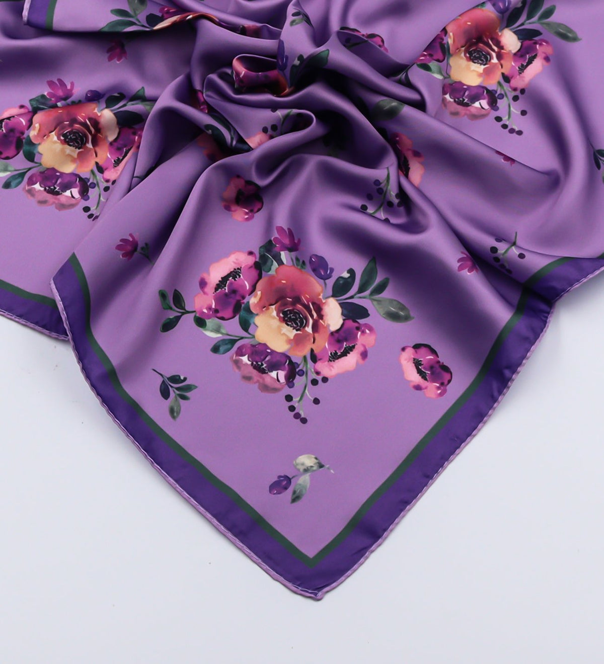 Mor Çiçekli Fular & İnci Anahtarlık & Yuvarlak Ayna Hediye Seti