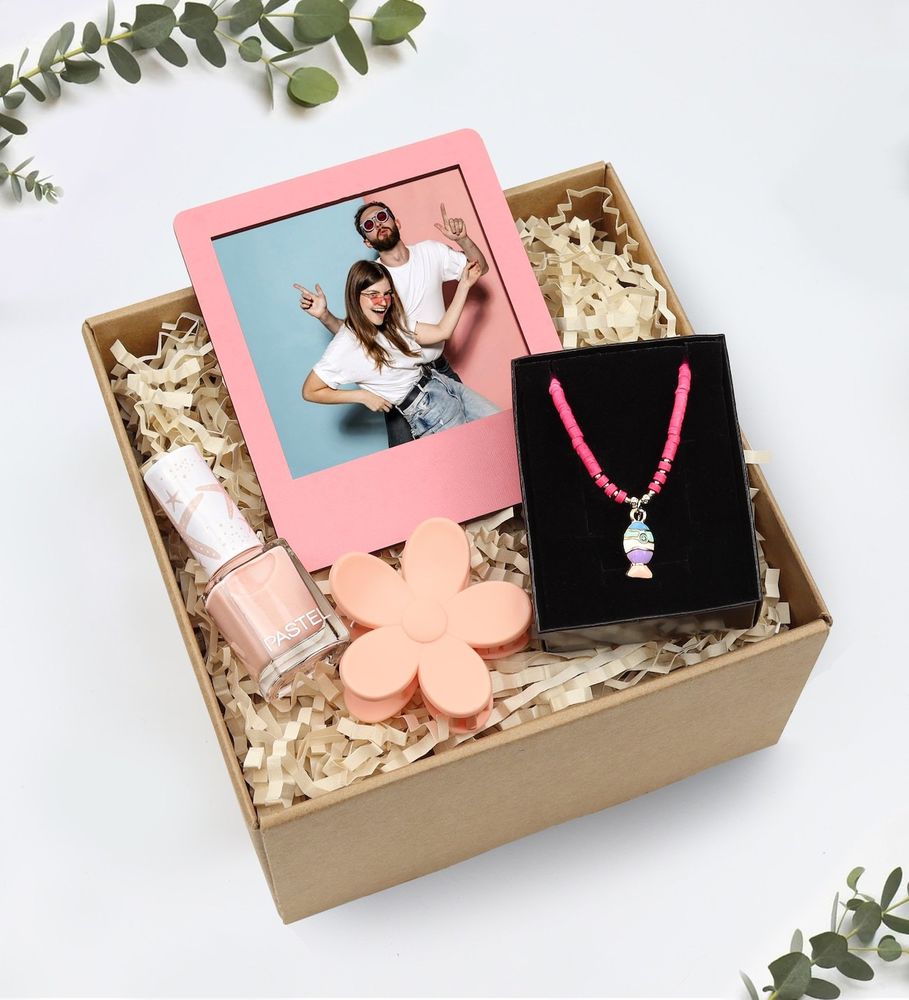 Kişiye Özel Pembe İnstagram Çerçeve & Pastel Oje & Pembe Balık Figürlü Kolye & Renkli Papatya Mandal Toka Hediye Seti