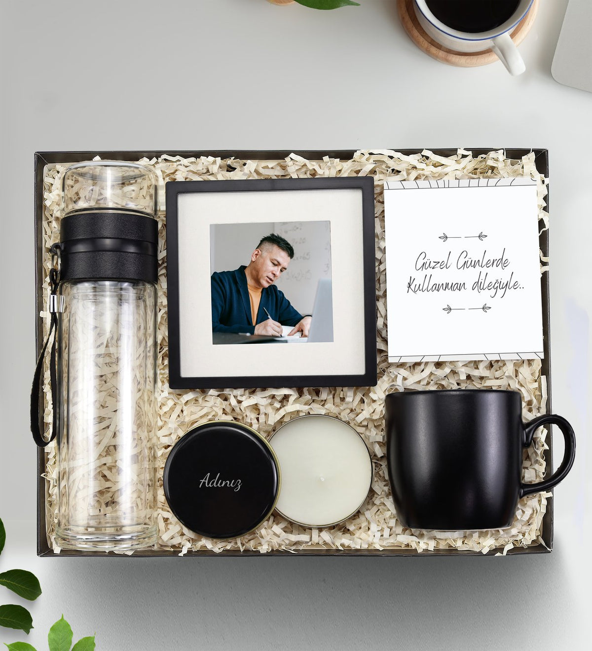 Kişiye Özel Siyah Metal Kutulu Mum &Borosilikat Çift Cidarlı 300 ml Cam Demlik Matara & Siyah Paspartulu Çerçeve & Siyah Kupa Hediye Seti