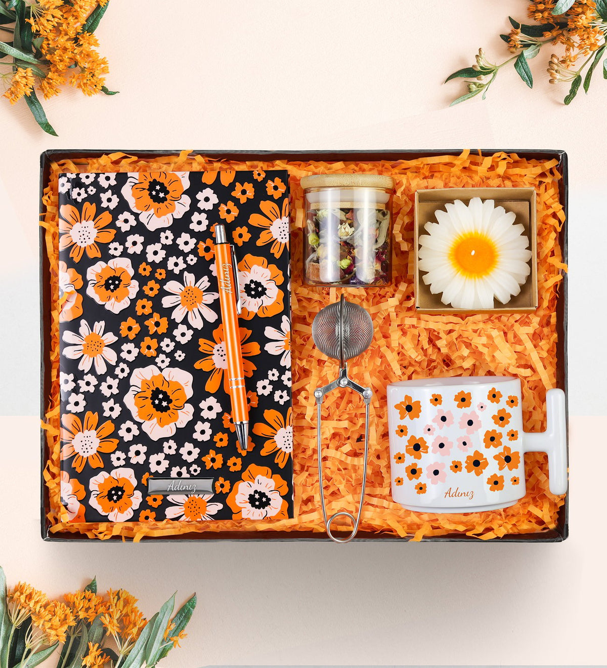 Kişiye Özel Turuncu Tasarım Defter & Gümüş Renk Detaylı Turuncu Tükenmez Kalem & T Kupa & Bambu Kapaklı Kavanozda Bitki Çayı & Çay Demleme Aparatı & Kraft Kutulu Mum Hediye Seti
