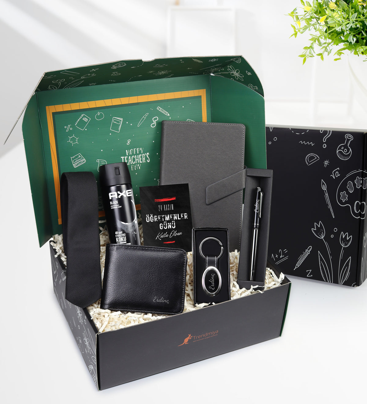 Öğretmenler Gününe Özel Kutusunda Kişiye Özel Metalik Roller Kalem & Gri Mıknatıslı Defter & Gümüş Renk Anahtarlık & Erkek Deodorant & Siyah Suni Deri Erkek Cüzdan & Kravat