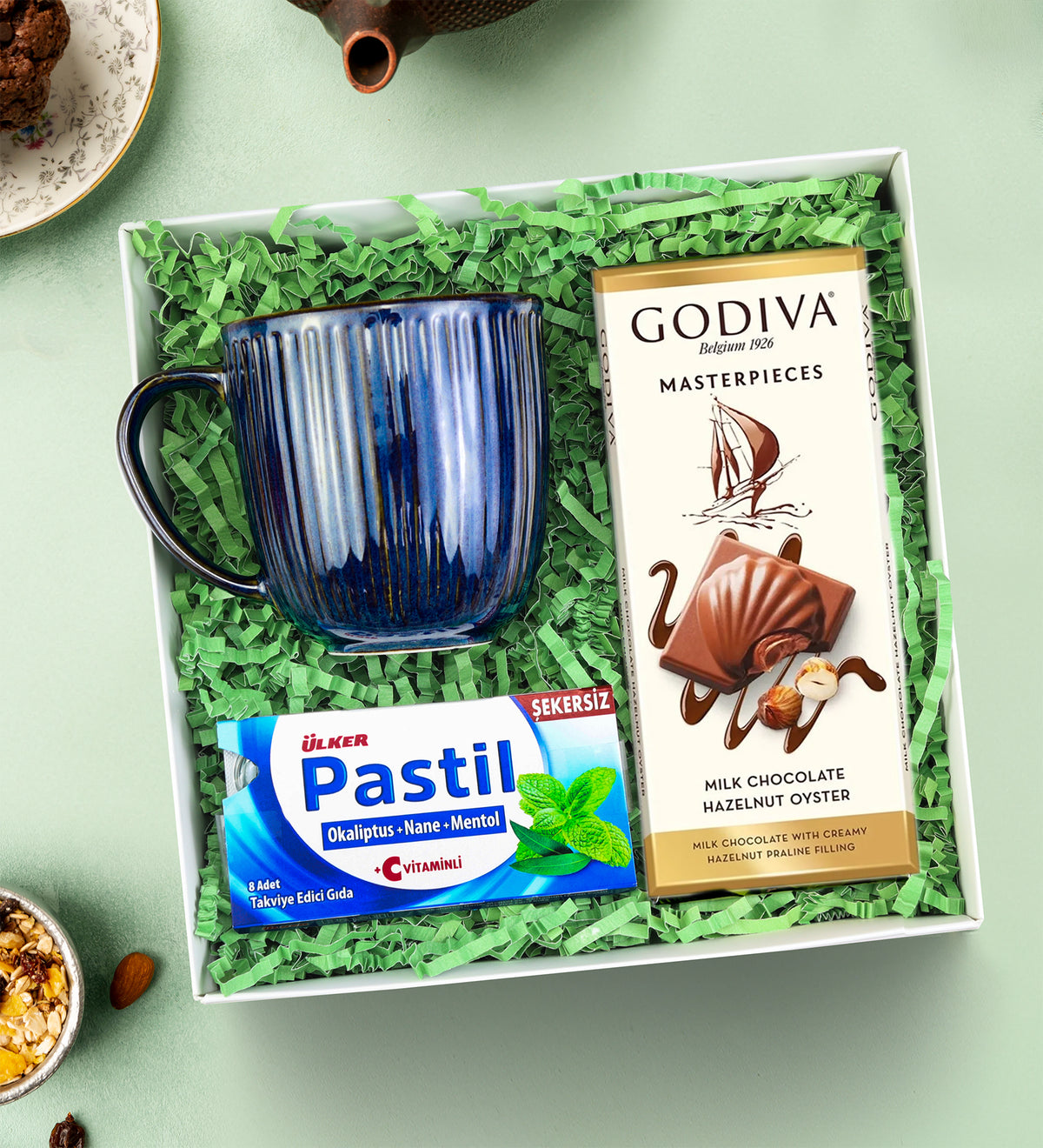 Çizgili Kupa & Godiva 86gr Çikolata & Ülker Pastil Hediye Seti