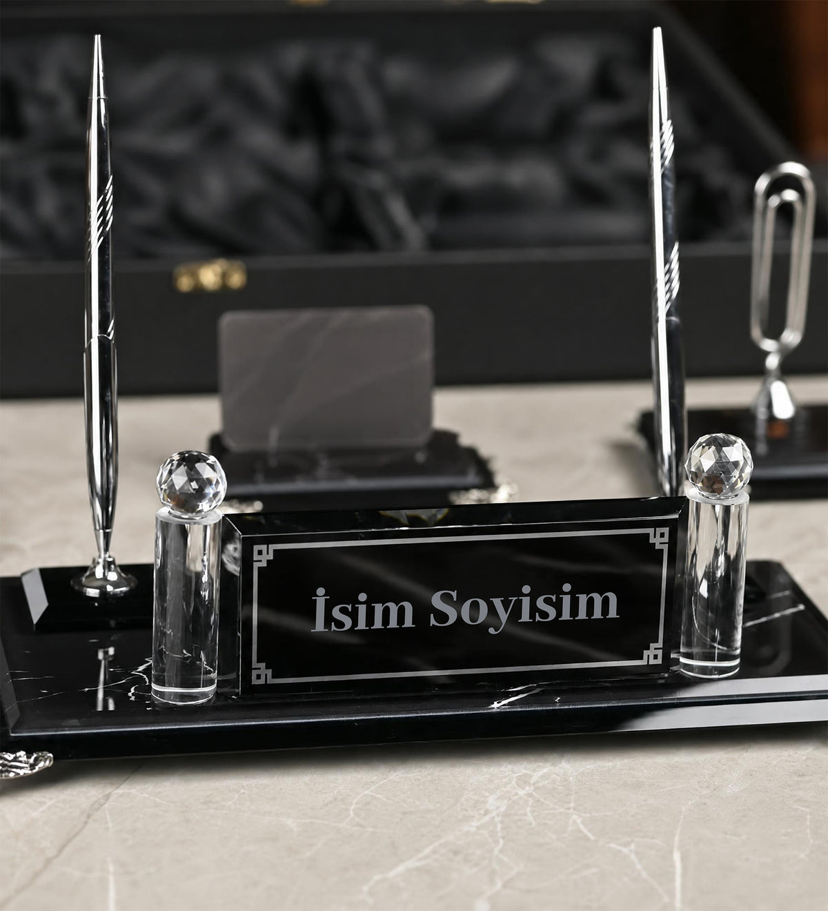 Deri Kutulu Kristal Sümen Takımı ve Masa İsimliği Seti