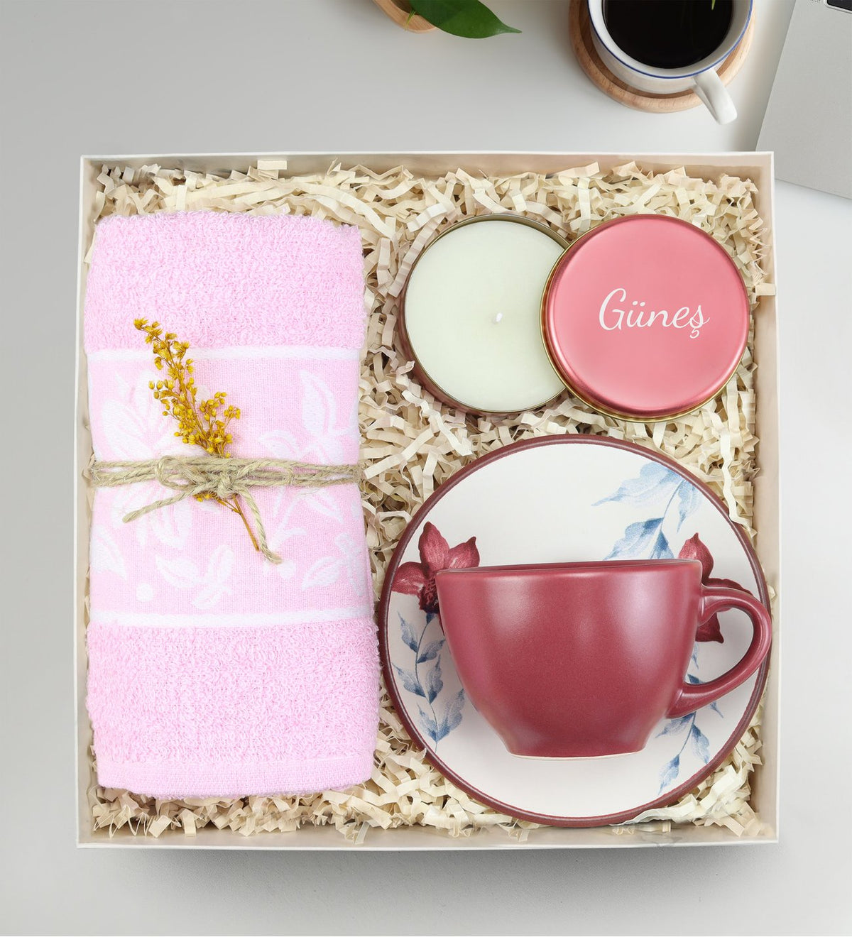 Pembe Metal Kutulu Mum & El ve Yüz Havlusu & Fincan