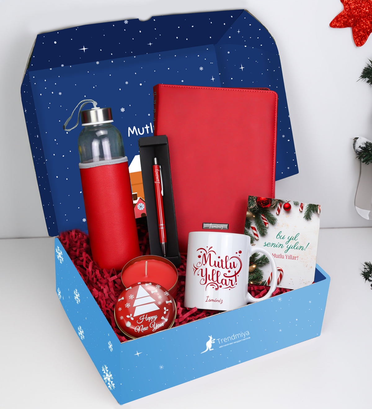 Yılbaşına Özel Kutusunda Kişiye Özel Kırmızı Spiralli Yeni Yıl Tarihli Ajanda & Kırmızı Tükenmez Kalem & Deri Kılıflı Kırmızı 500 Ml Su Matarası & Baskılı Kupa & Yılbaşı Metal Kutulu Mum Hediye Seti