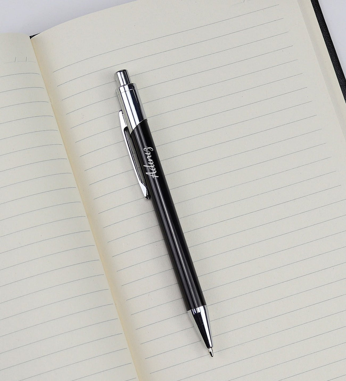 Öğretmenler Gününe Özel Kutusunda Kişiye Özel Gümüş Renk Detaylı Tükenmez Kalem & Dikişli Mini Not Defter & Magnetik Kumlu Kum Saati & Godiva Napoliten Çikolata & Fincan & Selamlıque Türk Kahvesi Hediye Seti